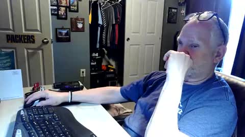Snapshot of midwestdad09 chatting on 04-29-26, 02:43 midwestdad09 online show from 04-29-26, 02:43