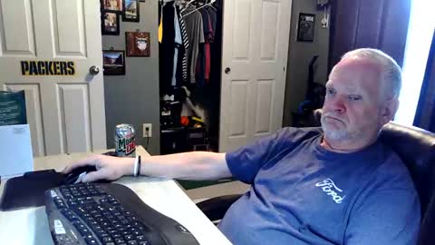Snapshot of midwestdad09 chatting on 04-29-26, 06:25 midwestdad09 online show from 04-29-26, 06:25
