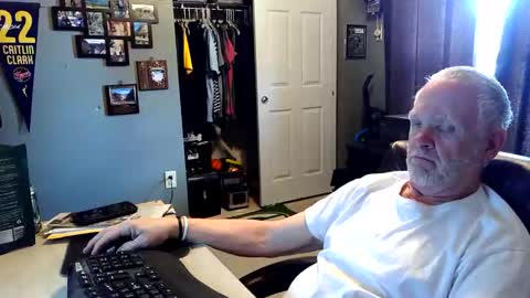 Snapshot of midwestdad09 chatting on 05-01-26, 05:17 midwestdad09 online show from 05-01-26, 05:17