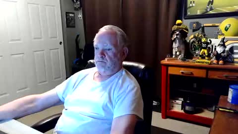 Snapshot of midwestdad09 chatting on 05-04-26, 08:54 midwestdad09 online show from 05-04-26, 08:54