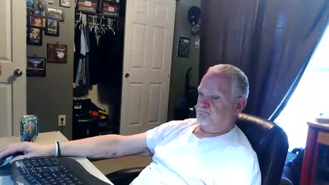 Snapshot of midwestdad09 chatting on 05-07-26, 09:53 midwestdad09 online show from 05-07-26, 09:53