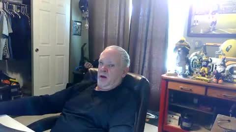 Snapshot of midwestdad09 chatting on 05-09-26, 05:29 midwestdad09 online show from 05-09-26, 05:29