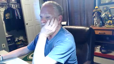 Snapshot of midwestdad09 chatting on 05-10-26, 10:48 midwestdad09 online show from 05-10-26, 10:48