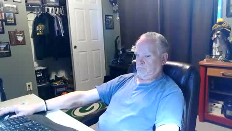 Snapshot of midwestdad09 chatting on 05-11-26, 10:54 midwestdad09 online show from 05-11-26, 10:54