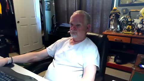 Snapshot of midwestdad09 chatting on 05-13-26, 07:11 midwestdad09 online show from 05-13-26, 07:11