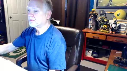 Snapshot of midwestdad09 chatting on 05-17-26, 10:22 midwestdad09 online show from 05-17-26, 10:22