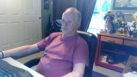 Snapshot of midwestdad09 chatting on 05-18-26, 10:04 midwestdad09 online show from 05-18-26, 10:04