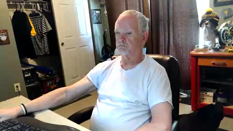 Snapshot of midwestdad09 chatting on 05-21-26, 09:22 midwestdad09 online show from 05-21-26, 09:22