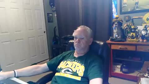Snapshot of midwestdad09 chatting on 05-25-26, 10:21 midwestdad09 online show from 05-25-26, 10:21