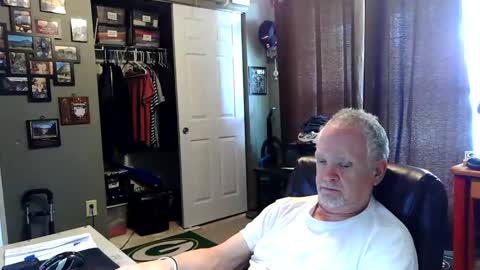 Snapshot of midwestdad09 chatting on 05-27-26, 06:27 midwestdad09 online show from 05-27-26, 06:27