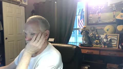 Snapshot of midwestdad09 chatting on 06-11-26, 12:32 midwestdad09 online show from 06-11-26, 12:32