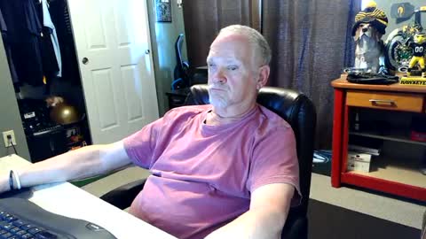 Snapshot of midwestdad09 chatting on 06-14-26, 07:49 midwestdad09 online show from 06-14-26, 07:49