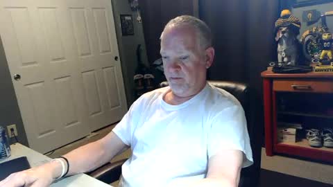 Snapshot of midwestdad09 chatting on 06-18-26, 09:25 midwestdad09 online show from 06-18-26, 09:25
