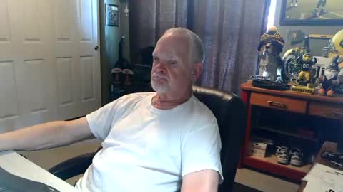 Snapshot of midwestdad09 chatting on 06-20-26, 06:44 midwestdad09 online show from 06-20-26, 06:44