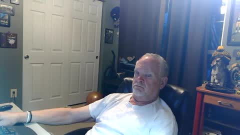 Snapshot of midwestdad09 chatting on 06-28-26, 01:33 midwestdad09 online show from 06-28-26, 01:33