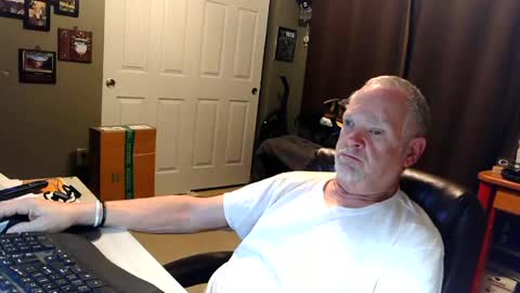 Snapshot of midwestdad09 chatting on 07-05-26, 09:27 midwestdad09 online show from 07-05-26, 09:27