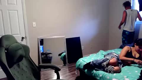 Snapshot of mifriend1998 chatting on 03-11-26, 11:11 mifriend1998 online show from 03-11-26, 11:11