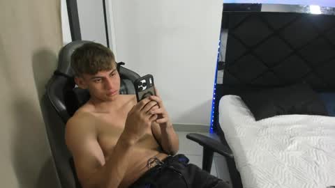 Snapshot of miguel_hz chatting on 04-28-26, 11:43 Miguel Hernandez online show from 04-28-26, 11:43