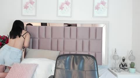 Mia  online show from 03-11-25, 06:52