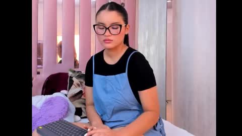 Mia  online show from 10-11-25, 10:47