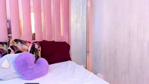 Mia  online show from 11-12-25, 12:05