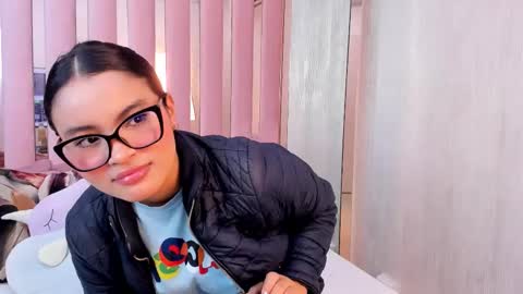 Mia  online show from 11-21-25, 10:47