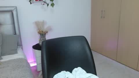 miiaa_k online show from 05-15-26, 10:33