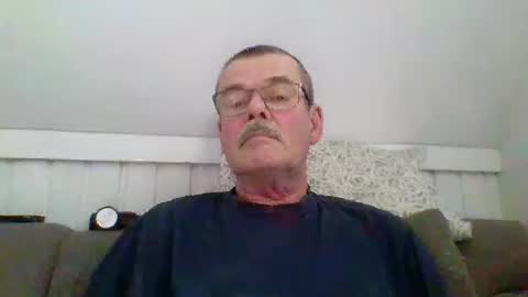 Snapshot of mikael42 chatting on 02-13-26, 01:51 mikael42 online show from 02-13-26, 01:51