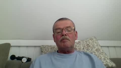 Snapshot of mikael42 chatting on 05-18-26, 01:06 mikael42 online show from 05-18-26, 01:06