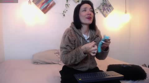 Snapshot of mikaza_akerman chatting on 05-05-26, 12:57 mikaza online show from 05-05-26, 12:57