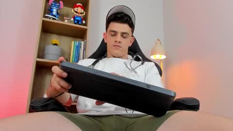 Snapshot of mikecooper_ chatting on 03-19-26, 04:05 Mike Cooper online show from 03-19-26, 04:05