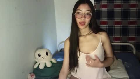 Snapshot of mikhaela_ chatting on 10-23-25, 04:45 Mikhaela online show from 10-23-25, 04:45