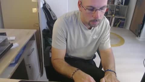 mikmik91 online show from 10-15-25, 02:17