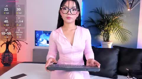 Snapshot of mila_shay chatting on 10-09-25, 11:19 Mila online show from 10-09-25, 11:19