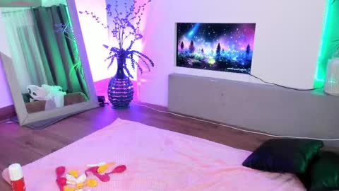 Snapshot of mila_shay chatting on 10-17-25, 11:57 Mila online show from 10-17-25, 11:57