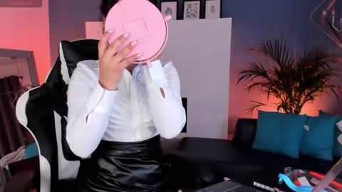 Snapshot of mila_shay chatting on 10-29-25, 11:34 Mila online show from 10-29-25, 11:34