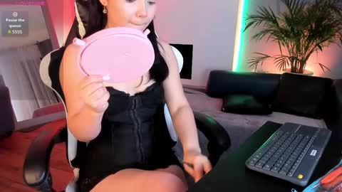 Snapshot of mila_shay chatting on 11-11-25, 11:21 Mila online show from 11-11-25, 11:21