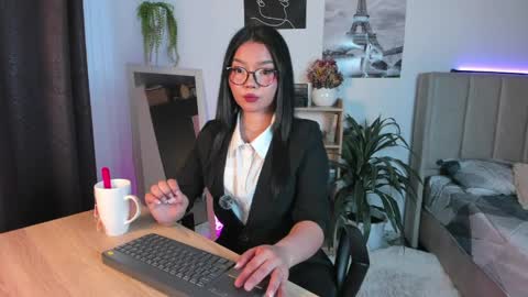 Snapshot of mila_shay chatting on 05-19-26, 10:54 Mila online show from 05-19-26, 10:54