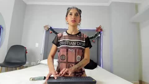 Snapshot of milaa_petite chatting on 12-13-24, 10:45 online show from 12-13-24, 10:45