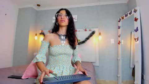 Snapshot of milaa_petite chatting on 12-31-24, 01:57 online show from 12-31-24, 01:57
