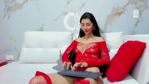 Snapshot of milaa_petite chatting on 02-05-25, 01:04 online show from 02-05-25, 01:04