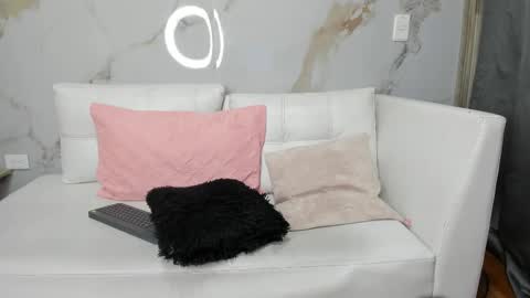Snapshot of milaa_petite chatting on 02-11-25, 09:35 online show from 02-11-25, 09:35