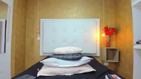 Snapshot of milaa_petite chatting on 02-20-26, 08:31 online show from 02-20-26, 08:31