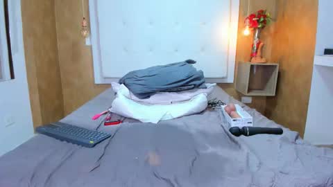 Snapshot of milaa_petite chatting on 03-08-26, 02:04 online show from 03-08-26, 02:04