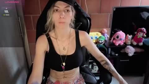 Snapshot of milacoxx8819 chatting on 10-11-25, 02:48 milacoxx8819 online show from 10-11-25, 02:48