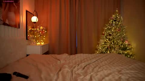 Snapshot of milaluxe chatting on 01-08-26, 02:36 Mila online show from 01-08-26, 02:36