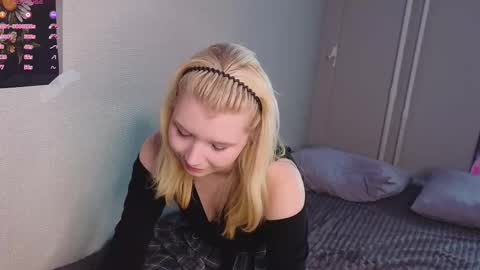 Mila online show from 09-17-25, 04:03
