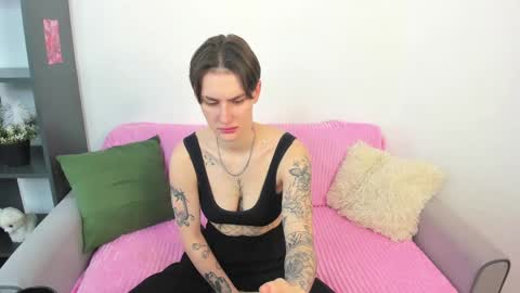 Snapshot of milenakeeks chatting on 04-09-26, 01:27 milenakeeks online show from 04-09-26, 01:27