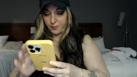 Snapshot of milfmonee chatting on 05-06-26, 01:05 MILF Monee online show from 05-06-26, 01:05