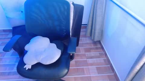 Snapshot of milfrosalie chatting on 01-17-25, 09:49 Rosalie online show from 01-17-25, 09:49